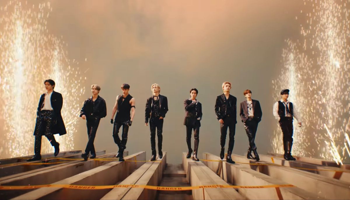 Discovery splash banner for ☀ /SKZ ﹕ #SUMMERTIME Discord server